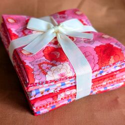 Creme De La Crayon Fat Quarter Bundle in Confiture Rose